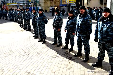 Сотрудники полиции у метро «Смоленская». © Антон Тушин/Ridus.ru