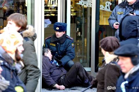 Сотрудник полиции помогает человеку, потерявшему сознание. © Антон Тушин/Ridus.ru