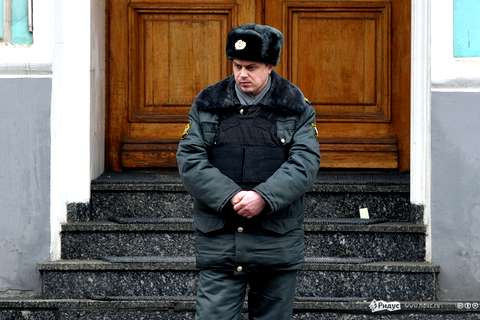 Сотрудник полиции около посольства Республики Белоруссия. © Антон Тушин/Ridus.ru