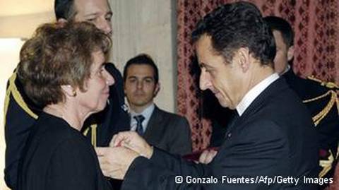 Президент Саркози вручает Беате Кларсфельд орден Почетного легиона