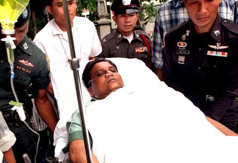 Полиция сопровождает в уголовный суд Бангкока индийского криминального авторитета Раджендру Никалдже по кличке «Маленький Раджан» (Чхота Раджан) после покушения на него. 28 сентября 2000 года.