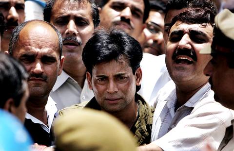 Индийского криминального авторитета Абу Салема ведут в зал суда в Дели. 22 мая 2007 года