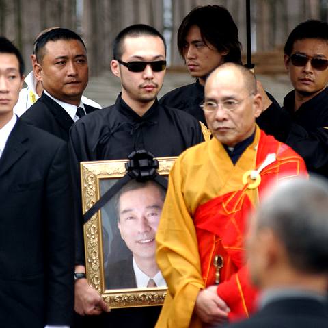 Похороны главаря тайваньской группировки «Бамбуковый союз» Чэня Чили по прозвищу Король-Утка в Тайбэе. 18 октября 2007 года