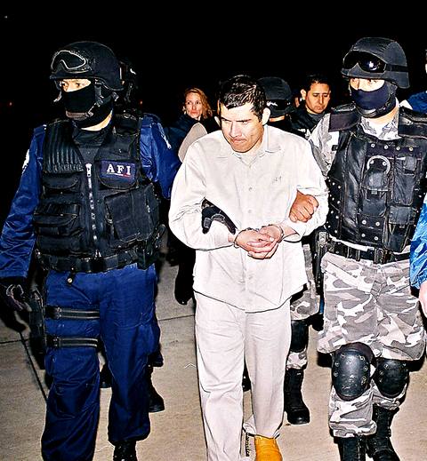Один из лидеров Тихуанского картеля Хильберто Игера Герреро в Мехико перед экстрадицией в США. 20 января 2007 года