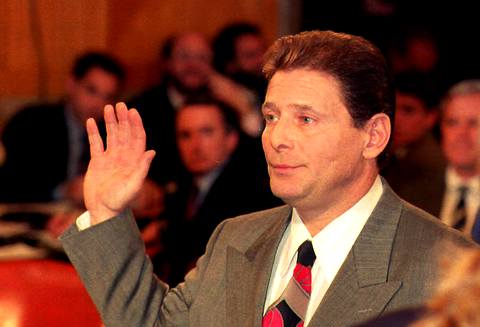 Бывший заместитель босса семьи Гамбино Салваторе Гравано по кличке Сэмми Бык приносит присягу на судебном процессе о коррупции в профессиональном боксе. 1 апреля 1993 года