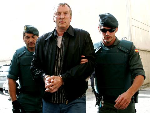 Одного из предполагаемых лидеров тамбовской ОПГ Геннадия Петрова ведут в суд испанского города Пальма-де-Майорка. 14 июня 2008 года