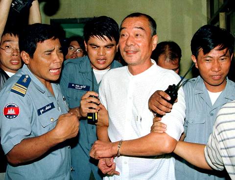 Главарь «Бамбукового союза» Чэнь Чили в суде Пномпеня, Камбоджа. 12 июля 2000 года