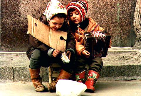 Цыганские дети на улицах Киева  Фото: Сергей Супинский / AFP