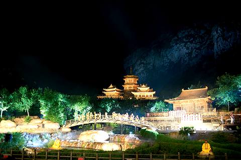 Театрализованное представление, посвященное истории провинции Хэнань, где расположен монастырь. Действие разворачивается в естественных декорациях, на фоне горы Суншань