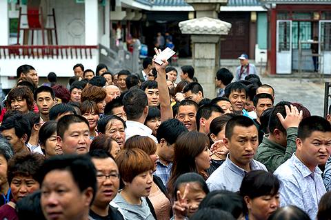 Популярность кунг-фу во многом объясняет нескончаемый поток туристов в Шаолиньский монастырь: ежегодно более полутора миллионов человек