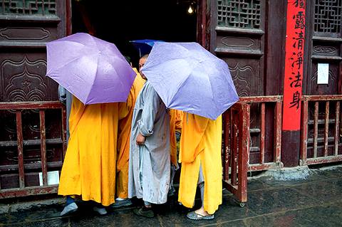Древние монахи умудрялись выходить сухими из-под дождя, быстро размахивая над собой мечом. Современные шаолиньцы защищаются от осадков не менее надежными методами