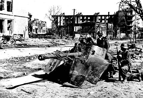 1942 год. Немецкий артиллерийский расчет на улице Сталинграда.   LAPI / Roger-Viollet/AFP/East News
