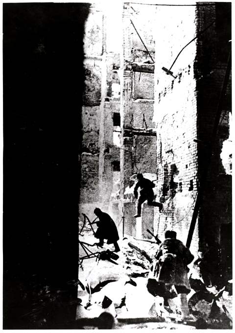 1943 год. Сталинград, советские солдаты ведут уличные бои.  Mary Evans Picture Library/East News