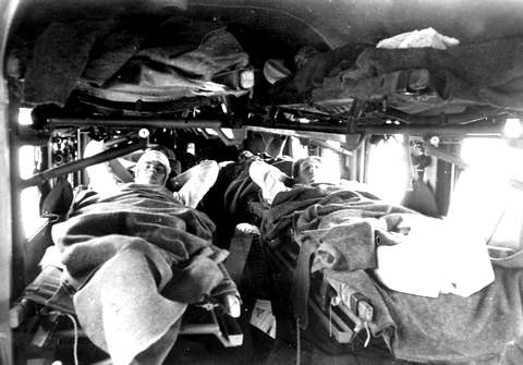 1942 год. Немецкий самолет эвакуирует раненных солдат из Сталинградского котла.  Sьddeutsche Zeitung Photo/Global Look