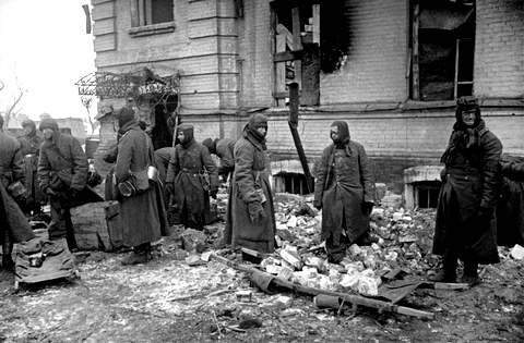 1943 год. Сталинград. Пленные немцы на работах по расчистке завалов.   Фото ИТАР-ТАСС.