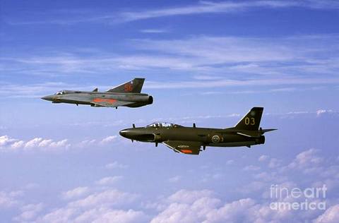 в совместном полете потенциальные носители шведского ядерного оружия Saab-32 «Лансен» и Saab-35 «Дракен»  