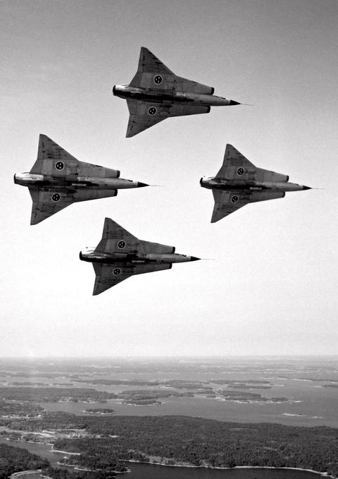 групповой полет истребителей Saab-35 «Дракен» — потенциальных носителей шведского ядерного оружия  