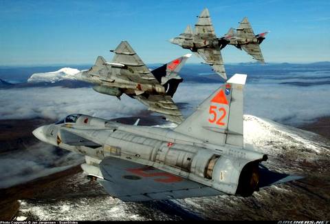 в полете потенциальные носители шведского ядерного оружия Saab-32 «Лансен» и Saab-37 «Вигген»  