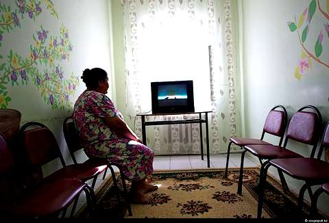 По вечерам женщины собираются перед телевизором. Просматривают новости и сериалы, самые популярные – турецкие. Следует отметить, что налаженный быт колонии во многом зависит от отношения самих осужденных женщин. Роспись на стенах сделали сами заключенные