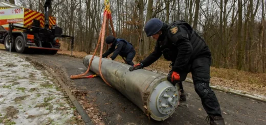 Специалисты по разминированию устраняют последствия ракетного удара в Киеве. 29 декабря 2022 год. Фото: ЕРА