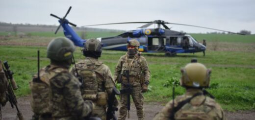 Подразделение спецназа ГУР МО Украины тренируется выполнять боевое задания с помощью американского штурмового вертолета Black Hawk, 13 апреля 2023 года. Иллюстрационное фото