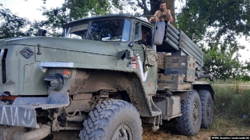 Военнослужащий "Народной милиции ДНР" и вверенная ему установка "Град" под Херсоном