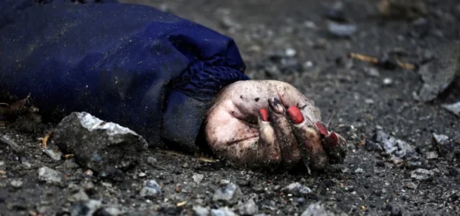 Эта женщина, жительница города Буча под Киевом, согласно свидетельствам очевидцев, убита российскими солдатами. Считается, что в Буче совершены десятки, если не сотни военных преступлений. Фото 2 апреля 2022 года
