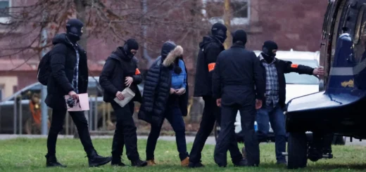 Задержание одной из участниц движения "Рейхсбюргеров" 7 декабря 2022 года Фотография: Reuters