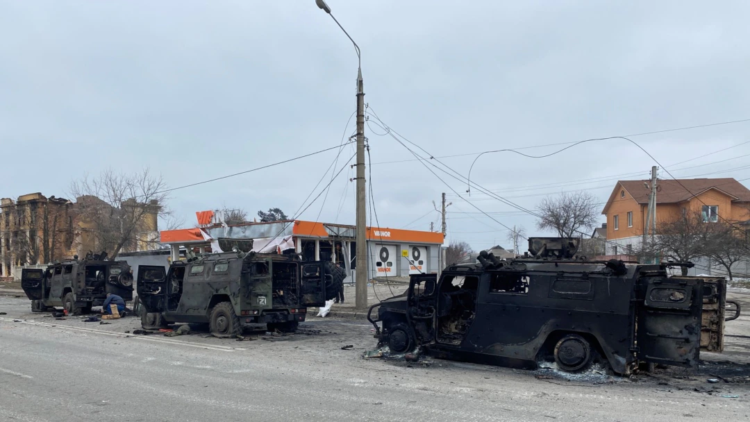 Голая Оля из Харькова возле танка