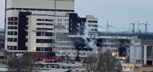 Пострадавшее от артиллерийского обстрела при штурме российскими войсками 4 марта 2022 года здание на территории Запорожской АЭС в Украине