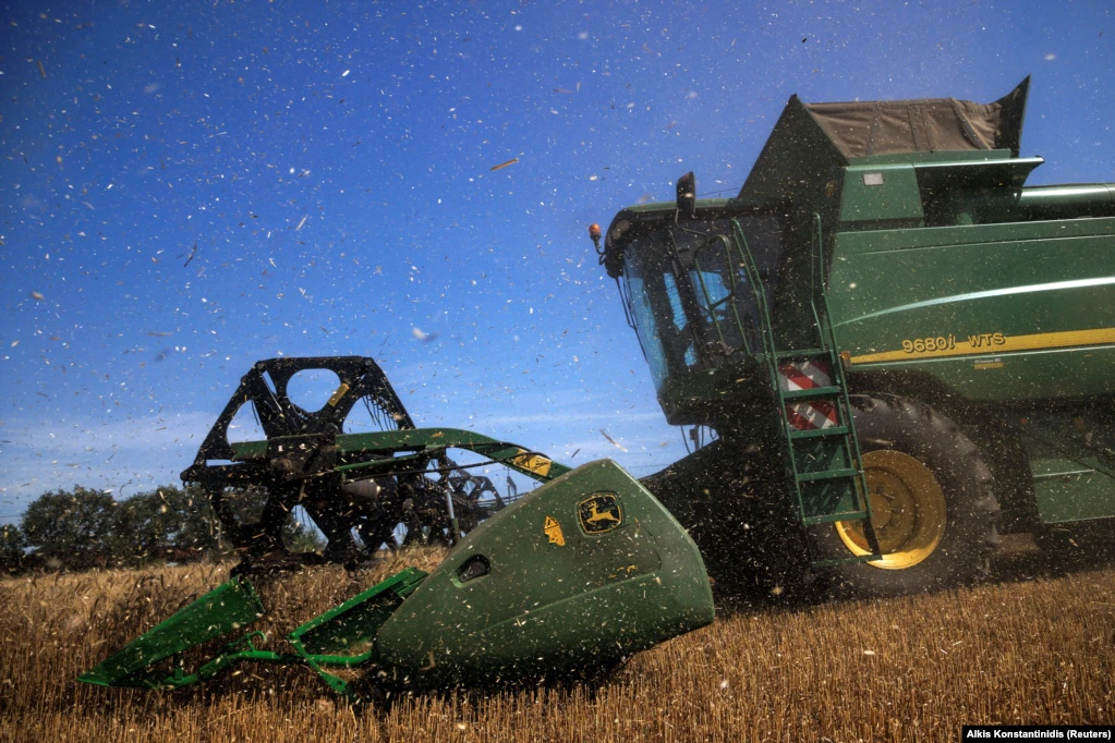 Комбайн збирає пшеницю на полі Дніпропетровщини, 30 липня