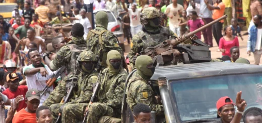 Люди на улицах столицы Гвинеи Конакри празднуют военный переворот и приветствуют военных. 5 сентября 2021 года