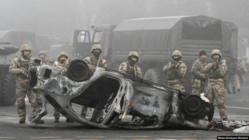 Казахстанские военные во время протестов 6 января в Алматы