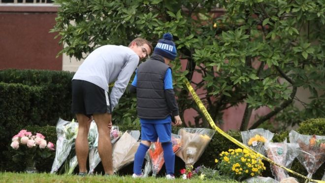Жители Питтсбурга приностят цветы в память о погибших при нападении на синагогу "Древо жизни"