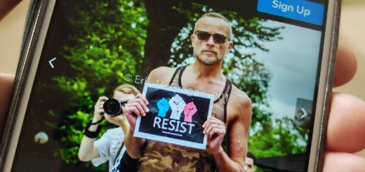 В июле 2017 года кандидат в мэры Нью-Йорка Гаррет Баузер получил на демонстрации лист с рекламой сообщества Resisters. Год спустя выяснилось, что это сообщество управлялось российскими троллями