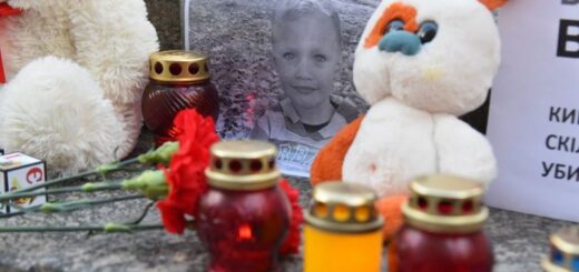 П'ятирічний Кирило Тлявов загинув від вогнепального поранення. Адвокати наполягають, що слідчі й прокурори не встановили, хто ж саме стріляв.