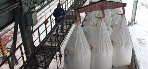 Завантаження аміачної селітри спеціальним обладнанням на заводі "Азот" у Черкасах. Гарантійний строк зберігання - 6 місяців. Фото: УКРІНФОРМ
