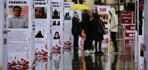 ФОТО, HASAN ESEN/ANADOLU AGENCY VIA GETTY IMAGES  / Во всемирный день борьбы с казнями в Лондоне разместили плакаты с фотографиями казненных в Иране