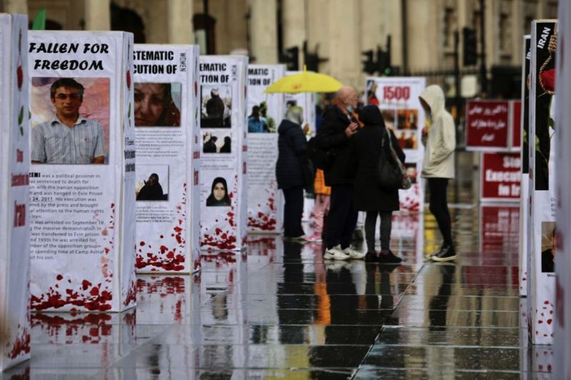 ФОТО, HASAN ESEN/ANADOLU AGENCY VIA GETTY IMAGES  / Во всемирный день борьбы с казнями в Лондоне разместили плакаты с фотографиями казненных в Иране