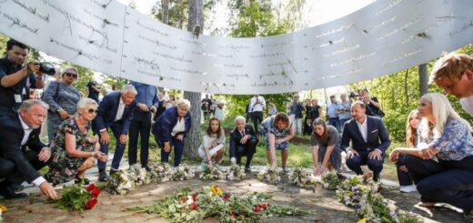 Памятные мероприятия продолжаются весь день Автор фото, EPA Підпис до фото, У Норвегії відбуваються заходи вшанування пам'яті жертв терориста Брейвіка
