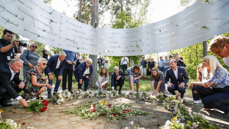 Памятные мероприятия продолжаются весь день Автор фото, EPA Підпис до фото, У Норвегії відбуваються заходи вшанування пам'яті жертв терориста Брейвіка