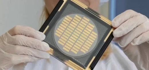 GETTY IMAGES Подпись к фото, Этот чип, созданный немецкой компанией Q.ant, предназначен для оптической обработки данных в квантовом компьютере