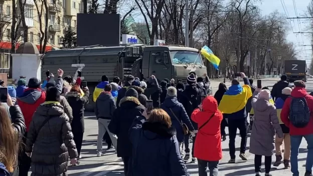 REUTERS Підпис до фото, Місцеві жителі розповідають, що російські військові не очікували на проукраїнські мітинги у Херсоні