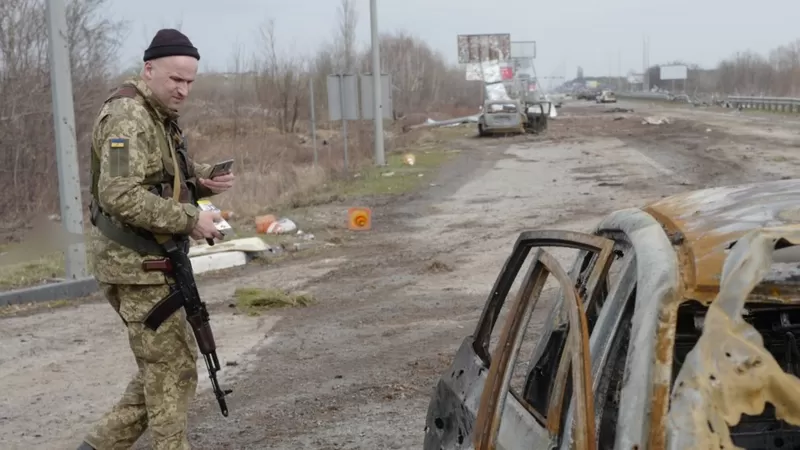 / Тела убитых и обгоревшие автомобили попадаются на значительной протяженности шоссе E-40 под Киевом