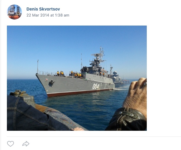 Денис Скворцов сфотографировал подходящий к БК или одной из вышек малый противолодочный корабль Черноморского флота РФ