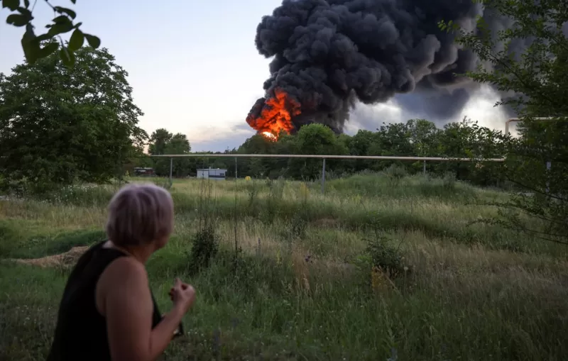 REUTERS Подпись к фото, Пожар в Донецке