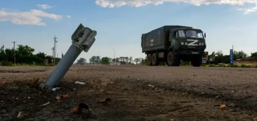 REUTERS Підпис до фото, Російська військова вантажівка і снаряд на околиці Херсона. Війська РФ змогли швидко захопити українське місто на початку березня