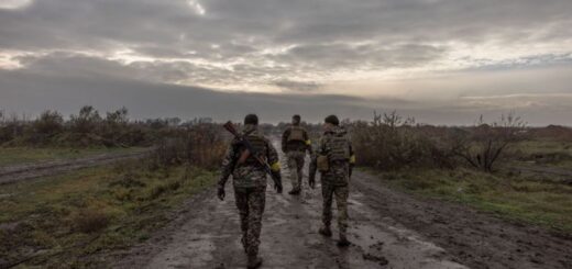 Фото, EPA. Українські військові на околицях Херсону. Російські війська залишили правобережжя Херсонщини 11 листопада, але досі утримують позиції на лівому березі.