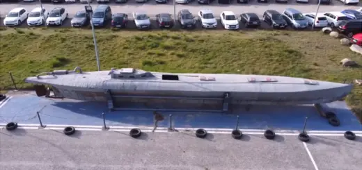 подводная лодка стоит на стоянке полицейской академии в Испании