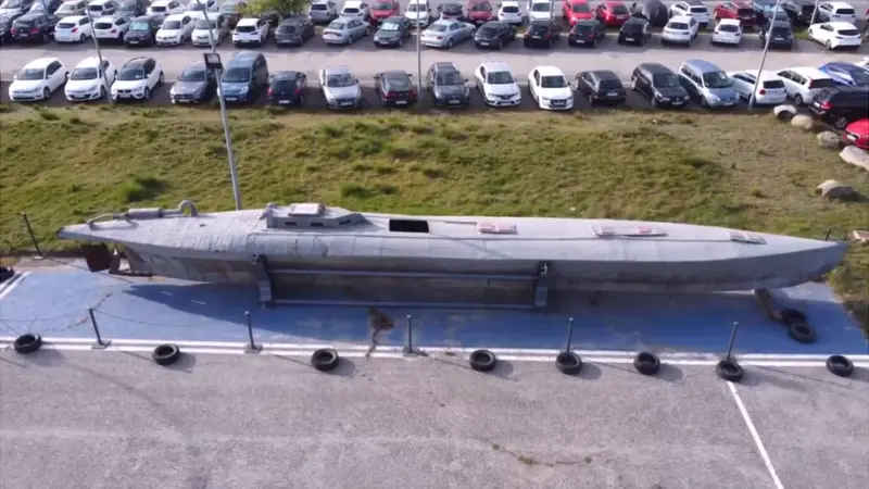 подводная лодка стоит на стоянке полицейской академии в Испании